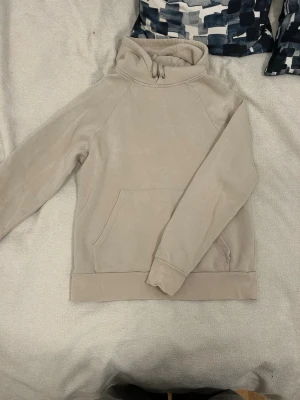 Beige hoodie från A Day's March - Snygg beige hoodie från A Day's March. Stilren och endast använd ett par få gånger. Nypris 1200:-