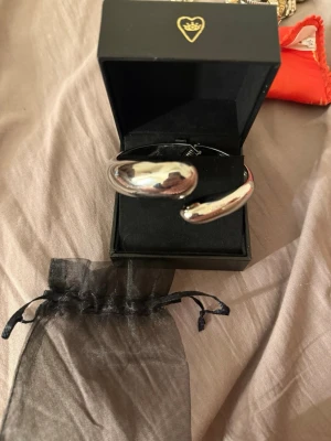 Chunky silver armband  - Säljer detta silver armband jag köpte i Italien i Milano för 3 år sen i en smyckesaffär. Blev tyvärr guldtjej ett halvårsennare så inte fått så mycket användning för de💞 