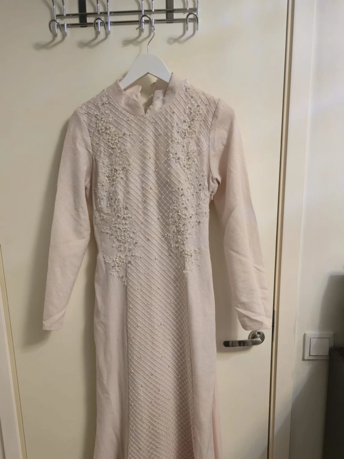 Ljusrosa långklänning med spetsdetaljer - 1