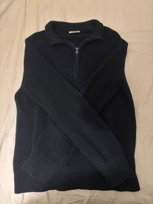 Marinblå  tröja från Grunt - En knappt använd marinblå Grunt tröja men halfsip i storlek L barn 14 år rekommenderad men passar även i S vuxen då den är lite större i storleken 