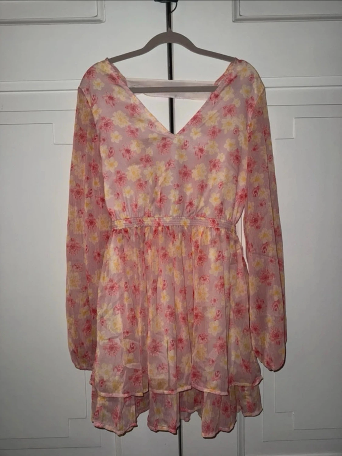 Blommig kortklänning med volang