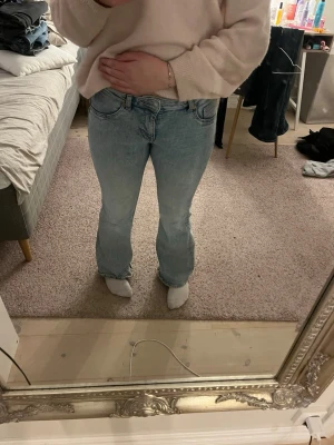 Fina jeans - Nu säljer jag mina fina ljus blåa teams från hm då dom inte kommer till användning. Dom är super fina och sitter jätte bra! Lite slitningar ner till i benen men annars inget! Byxorna är lågmidhade. Priset går alltid att diskutera 💞