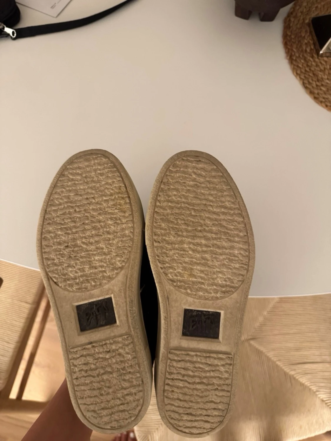 Svarta slip-on sneakers från Eytys - 4