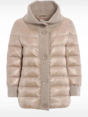 Herno jacka - Min tjej säljer en Herno-jacka i beige/ljusrosa färg. Med bred ribbad krage och muddar. Jackan har knappar framtill och är quiltad med en snygg, loose passform. Materialet är glansigt. Jackan är i storlek 44 men passar S-M. Priset går att diskutera