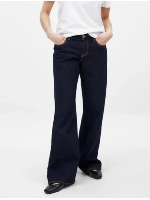 Nakd lowwaist jeans  - Lågmidjade vida jeans från NAKD. Använda men bra skick! Avklippta längst ned några cm då de var långa i benen. Innerbenslängd är ca 78cm