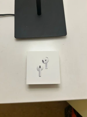 Apple AirPods med brusreducering - Säljer ett par vita Apple AirPods med aktiv brusreducering. Snygg och kompakt design i plast, levereras i originalförpackning. Perfekta för dig som vill ha trådlösa hörlurar med grymt ljud och smidig anslutning till din iPhone.