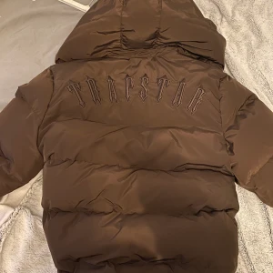 Trapstar jacka  - Helt ny använd få gånger, värmer såå bra och är både för kvinnor och män,säljer för att den är för stor för mig, pris kan diskuteras 