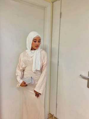 En Ljus rosa långklänning - Snygg ljus rosa långklänning, Klänningen har långa ärmar och en elegant, S och har använt en gång. Jag köpte den för 350 kr men sänker priset nu