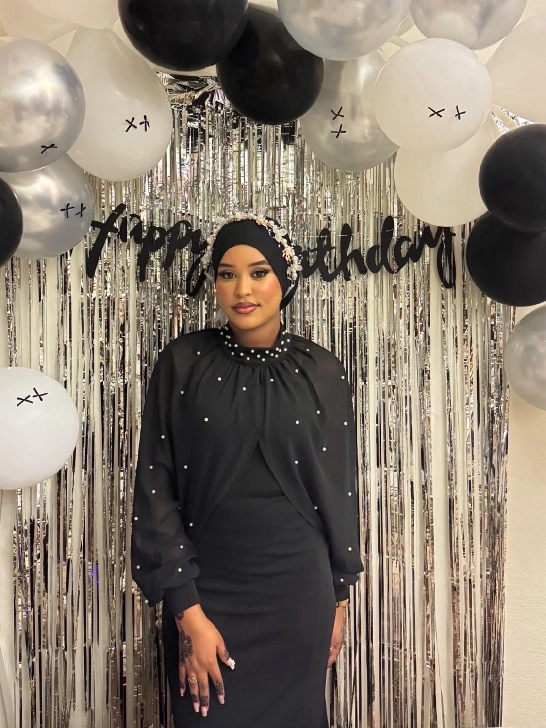 Svart långklänning med pärldetaljer - 1