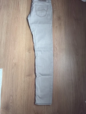 Grå / Beige Jacob cohen jeans - Grå / Beige Jacob Cohen jeans i mycket bra skick som säljes då de är för små. 