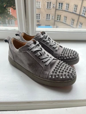 Christian Louboutin skor - Säljer ett par Loubs i size 42. Köpta på vinted med äkthetsverifiering. Riktigt fint skick.