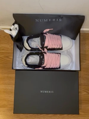 Numeris 40 - Väldigt sköna och snygga skor. Fungerar för både vintern och sommaren. Skorna är helt nya och är i top kvalité. Pris kan diskuteras vidare privat. 