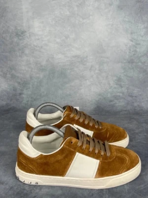 Bruna Valentino Flycrews  - Snygga flycrews i väldigt bra skick och snygg brun färg                       Bara en spik saknas