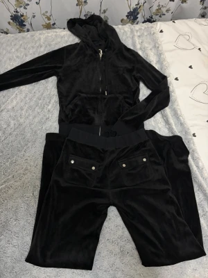 Svarta juicy set - Säljer hela setet för ett bra pris. Ända saken är att på koftan har en av sakerna kommit av som man kan se på bilden annars är den i bra skick 