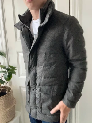Herno coat tjock  - Herno coat tjock, i storlek M. Den har 2/3 tjock lek vilket betyder att den är perfekt för våren! Den har knappar och en zip, inga defekter på den heller! Hur najs som helst och är väldigt hög kvalité vilket är vad som förväntas av Märket herno. Modellen som bär den är 180 cm 75 kg. Kom med frågor! 