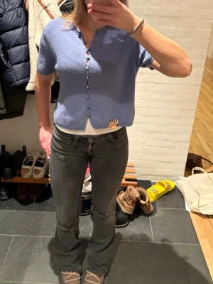 Massimo Dutti kofta  - Jättefin blå kofta från Massimo Dutti. Passar mig som har Xs/s. Lite nopprig, pris kan diskuteras 🙃