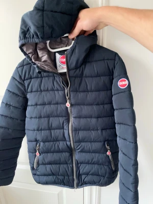 Colmar dun jacka  - Colmar dun jacka , den är M för barn. Så väldigt liten på modellen som är 180 cm 75 kg. Rekommenderar för runt 160. Inga större defekter förutom att bandet runt handeleden har lossnat lite. Kom med frågor! 