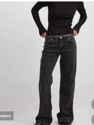 Nakd lowwaist jeans - Lågmidjade vida jeans från NAKD. Använda men bra skick! Avklippta längst ned några cm då de var långa i benen. Innerbenslängd är ca 78cm