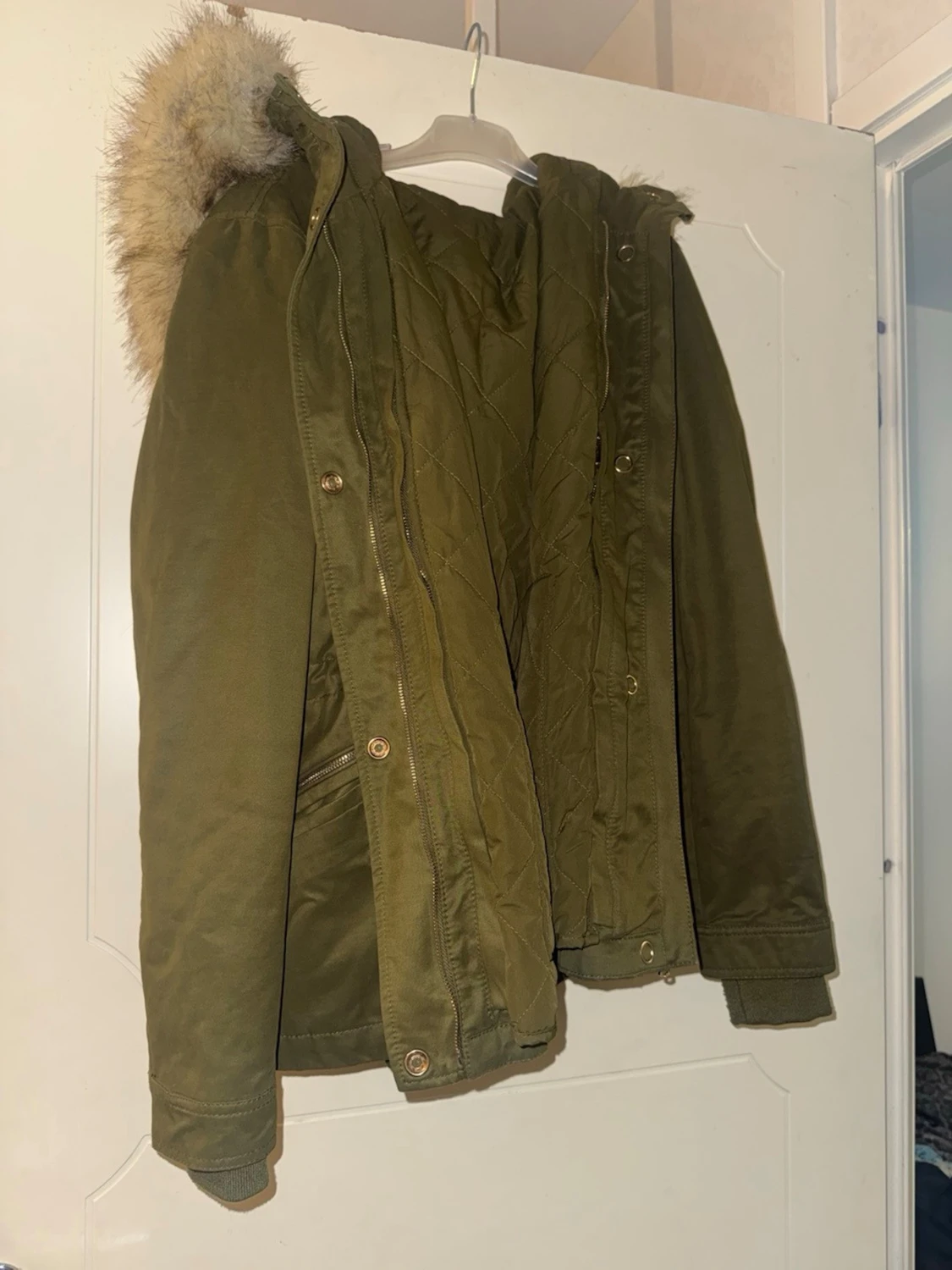 Olivgrön parkas med fuskpäls - 1