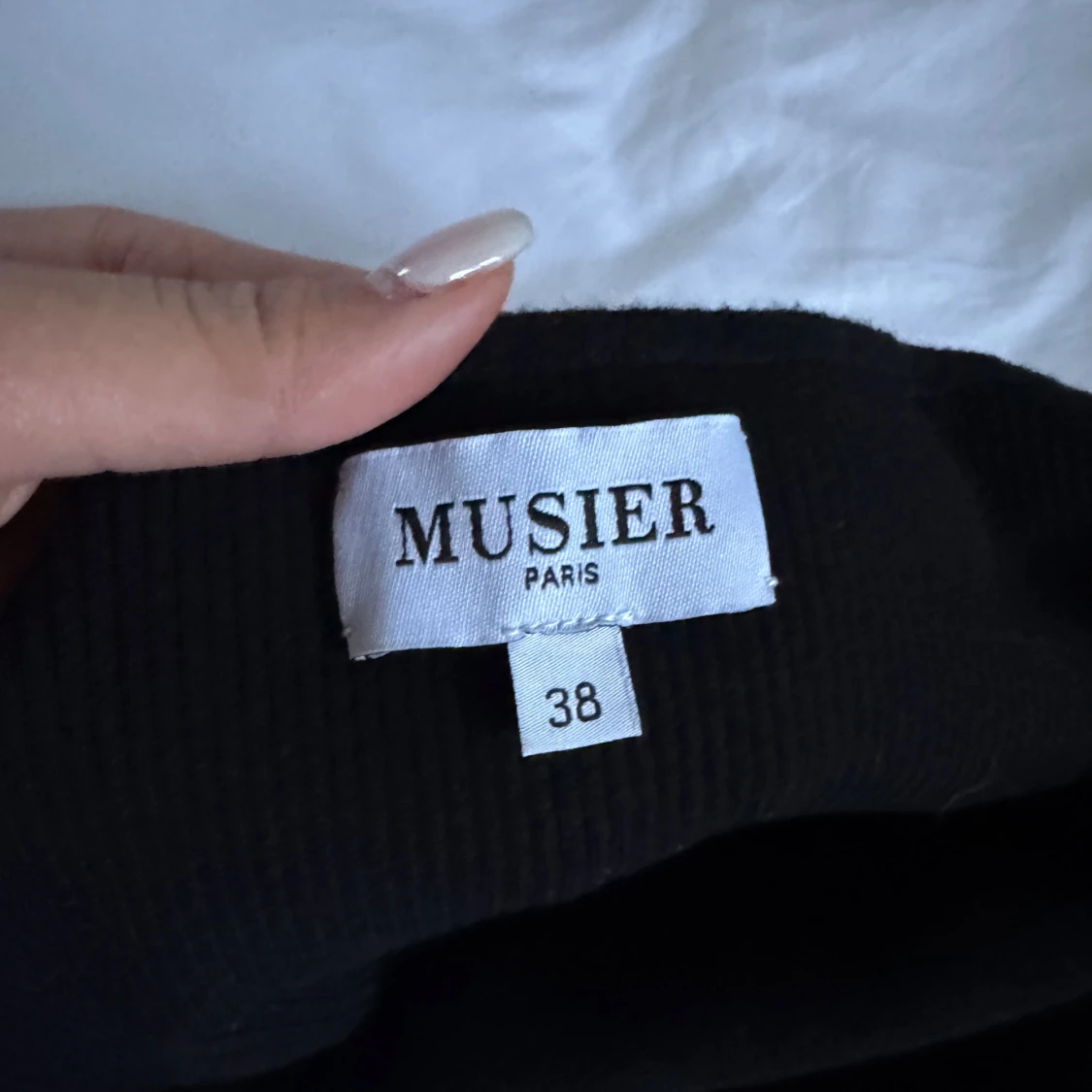 Svart linnetopp med kedjedetaljer - 4