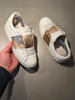 Valentino Skor - ‼️VI TAR EJ BYTEN‼️ Valentino open sneaker | Skick: 8,5/10 | Storlek 36 fits 37 | Valentino kort ingår | Fraktar inom 24H efter köp på köparens bekostnad 📦💨 | Hör av dig vid minsta fråga eller fundering 💭 