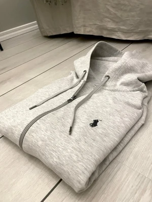 Ralph Lauren zip - Säljer denna Ralph Lauren tröja köpt från Design Only i storlek S i bra skick.