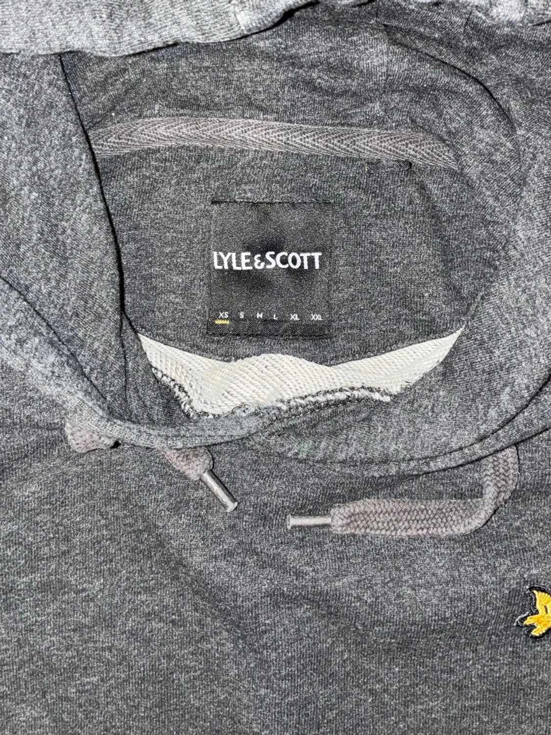 Mörkgrå hoodie från Lyle & Scott - 1