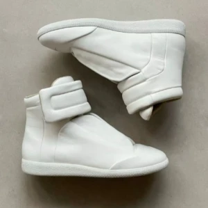 Maison margiela future - Skorna är helt nya och kommer med kvitto, box och allt annat. Den  är storlek 41 men passar 42. Kom med bud