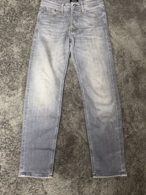 Ljusblå raka jeans  - Snygga ljusblå jeans från Replay med klassisk femficksdesign och raka ben. Jeansen har en tvättad look och subtila slitningar för en trendig vibe. Perfekta för dig som gillar en avslappnad men stilren stil.