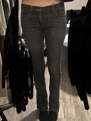 Mörkgrå bootcut jeans med stretch - snygga low rise jeans ifrån (jag tror märket cheapmonday) väldigt bekvämt material, jag är 166 cm och dom når precis ner till mina fötter, jag köpte dessvärre byxorna såhär med påsydd bootcut, men annars jätte snygga! storleken är 28/34