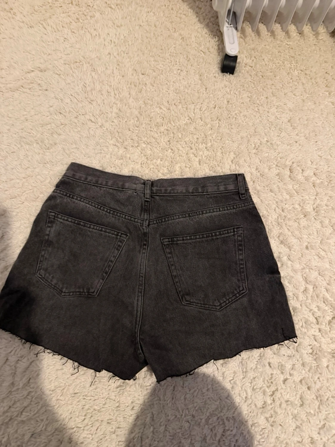 Ett par hemmagjorda svarta jeansshorts från Gina Tricot - 2