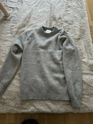 Vailent tröja - Säljer denna fina merinoull tröja från vailent, köptes för ungefär 3 månader sedan. Inte andvänds för ofta alls, dock har den krympt lite lite i tvätten så passar nog mer en Xs Än S🙌 inga defekter förutom krympningen då såklart annars felfri, nypris 700kr. Hör av dig om mer⭐️