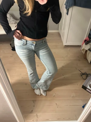 Långmidjade bootcut jeans - Sparsamt använda, låg midja och utsvängda nertill! Storlek 30/32