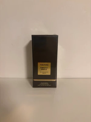 Tom Ford Tobacco Vanille EdP 100 ml - Säljer eftersom jag vill tjäna lite pengar. den har andvänts som trofé eftersom jag är allergisk mot perfym.                                                                       Tom Ford Tobacco Vanille Eau de Parfum 100 ml i elegant mörkbrun rektangulär förpackning med gulddetaljer. Lyxig doft med inslag av tobak och vanilj, perfekt för dig som gillar exklusiva och varma parfymer. Snygg och stilren design som känns exklusiv.
