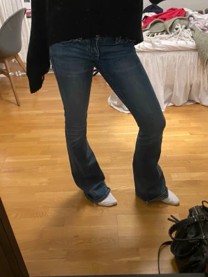 Blå bootcut jeans med låg midja - Säljer ett par true religion som har gula sömmar älskar dem men dem börjar bli lite små lite slitna längst ner (bilder finns) pris går alltid att diskutera!❤️