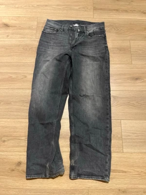 Vailente mörkgrå raka jeans - Säljer ett par klassiska Vailente  jeans i mörkgrå tvätt. Jeansen har rak passform, fem fickor. Perfekta för dig som gillar en tidlös och avslappnad stil. Materialet är robust denim i bomull.