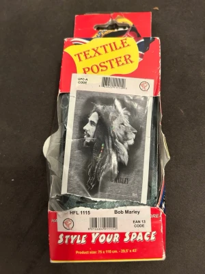 Textilposters Bob Marley mått 70 x 110 cm - Helt ny posters med Bob Marley. Mått 70 x 110 cm. Förpackningen är lite skadad.