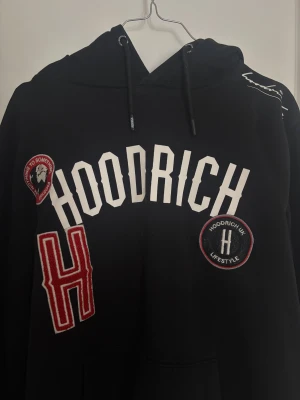 Hoodrich hoodie  - Hej! Säljer min Hoodrich hoodie i strl M då jag inte använder den så mycket längre, det är inga fläckar eller så. Sömmen har dock gått upp pyttelite vid fickan men det är ingenting som märks och den förvärras inte då jag haft den så länge! Går att diskutera pris (den är äkta)