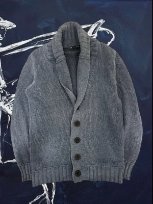 Blå stickad kofta med sjalkrage och knappar🌊 - Mysig blå kofta med grovstickad struktur, sjalkrage och fyra stora knappar framtill. Ribbstickade muddar vid ärmslut och nederkant ger en avslappnad look. Perfekt för lager på lager och chill vardagsstil.