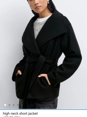 Svart kappa Gina tricot - Svart Gina tricot kappa som knappt är använd:) storlek M men passar även för mig som har S. 