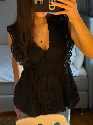 Omlott blus med broderier Vila - Säljer denna söta omlott blus från Vila. Helt ny med prislapp kvar. Storlek 38, passar S och M. 530 kr + frakt! Vid fler frågor, etc skriv privat 🙌🏼🩷🌄☀️🏄🏽‍♀️