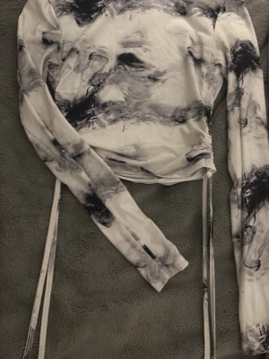 Långärmad omlottopp med svartvitt mönster - Trendig långärmad crop top:) sällan använd 