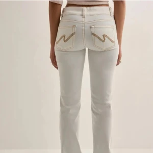Nelly vita jeans - Säljer dessa jeans från Nelly! Är i ny skick o köptes för 699🩷