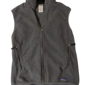 Patagonia fleeceväst - Tja, säljer denna trendiga och tvärfeta patagonia fleecevästen i storlek S. Använd sparsamt och i fint skick. Perfekt inför våren och sommaren. Pris kan diskuteras vid snabb affär. Mvh