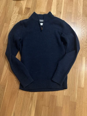 Mörkblå halvzip - Mörkblå halvzip från pier one. Väldigt bra skick då den inte är så värst använd, kanske 4-5 gånger max. Passar bäst dig som är mellan 170-177 Hör av er om ni har några frågor angående tröjan! 