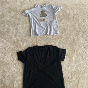 Två T-shirts från Ralph louren - En svart och en polo beat från Ralph louren, den vita är storlek 14 till 16 large och är i okej skick medan den svart är storlek 18 till 20 extra large och är i bra skick