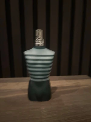 Jean Paul Gaultier Le Male EDT  - Riktigt fräsch o god doft från JPG. Helst byten men säljer också. Box ingår.    (Hälften kvar)