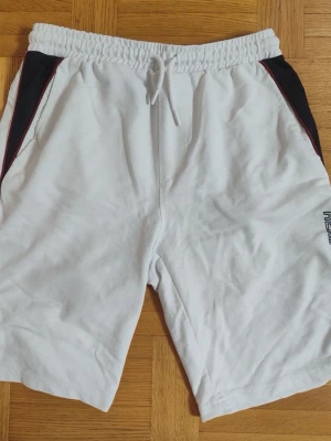Vita Shorts, Storlek S - LC Waikiki shorts för män i vit färg. Nyskick använd 1 gång. Storlek S och sitter bekvämt, perfekt för träningen.  PRIS KAN DISKUTERAS!