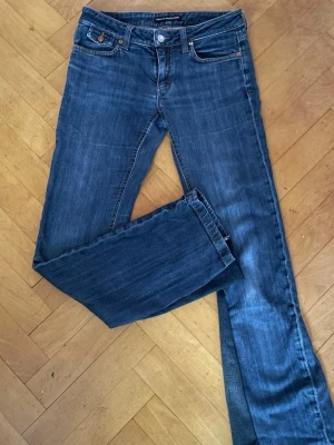 Blå jeans från Drykorn - Snygga blå jeans från Drykorn for beautiful people.  Jeansen har en mörkblå tvätt och är omsydda till bootcut. Storlek 28/34