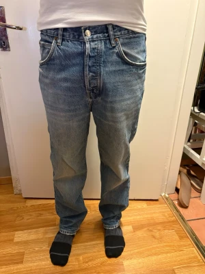 Zara Straight Leg Denim Jeans - Size 38 (Medium Wash) - Selling a pair of classic Zara jeans in a beautiful medium blue wash. These feature a timeless straight-cut fit and a stylish button fly instead of a zipper☺️  The denim has a high-quality feel with some nice subtle fading for that vintage-inspired look. They have only been worn a few times and are in excellent condition. Perfect for a casual everyday look!☺️  Brand: Zara Size: 38 (EU) Fit: Straight leg Closure: Button fly Condition: Like new / Very good